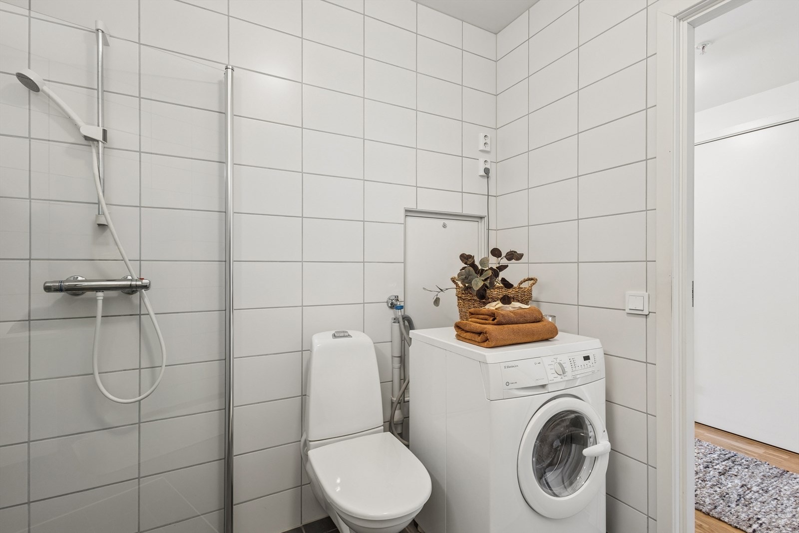 Det er opplegg for vaskemaskin. Badet har ventilasjon via mekanisk avtrekk, med tilluft under døren. Galleribilde