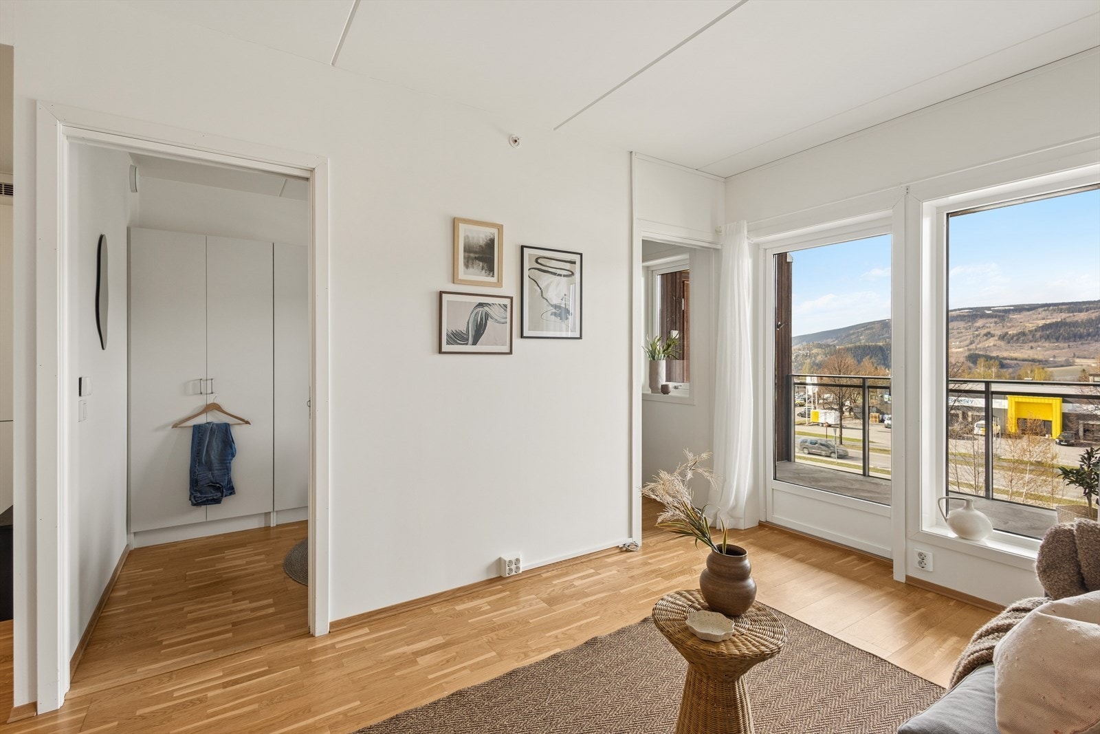 Leiligheten er gjennomgående og har slitesterkt parkettgulv samt glatte vegger. Galleribilde
