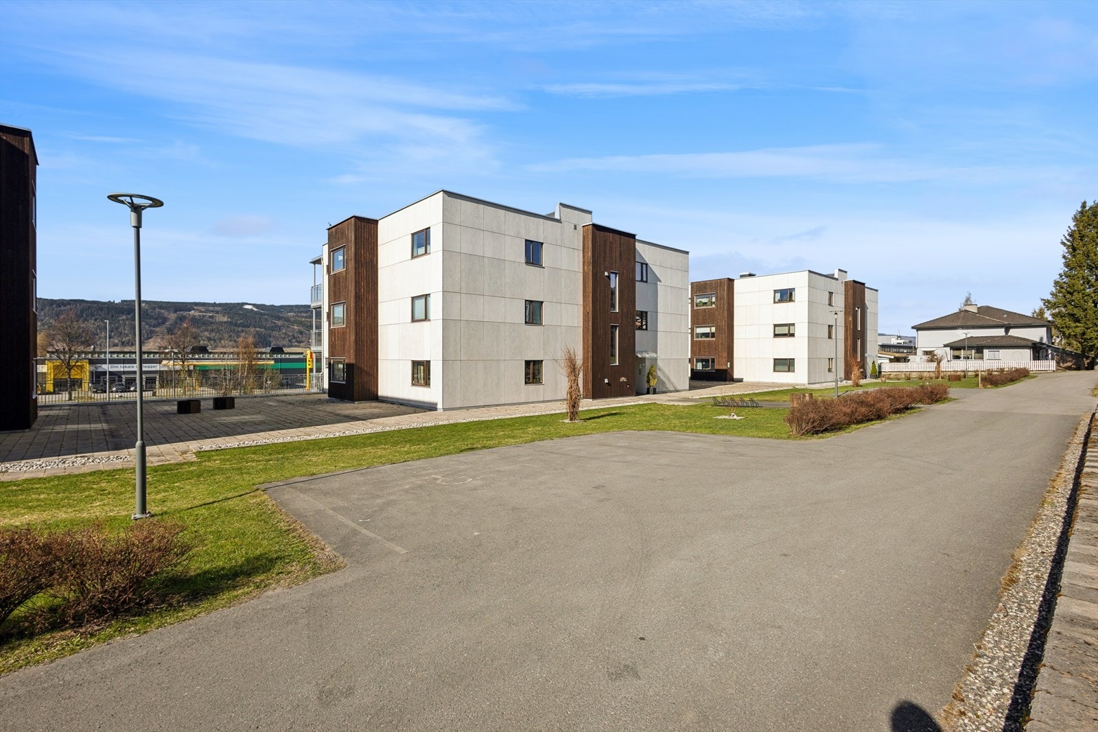 Leiligheten ligger i et veletablert område på Smestadmoen, ca. 1,7 km nord for sentrum av Lillehammer. Galleribilde