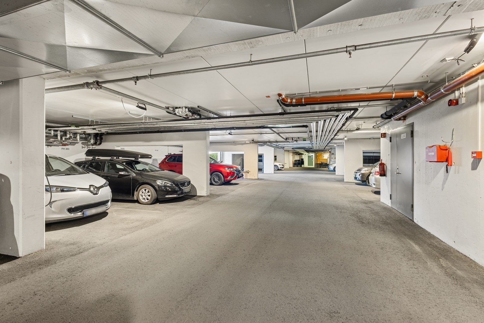 Leiligheten disponerer parkeringsplass i garasjekjeller med heis og direkte adkomst, samt én ekstern bod på ca. 5 kvm. Galleribilde