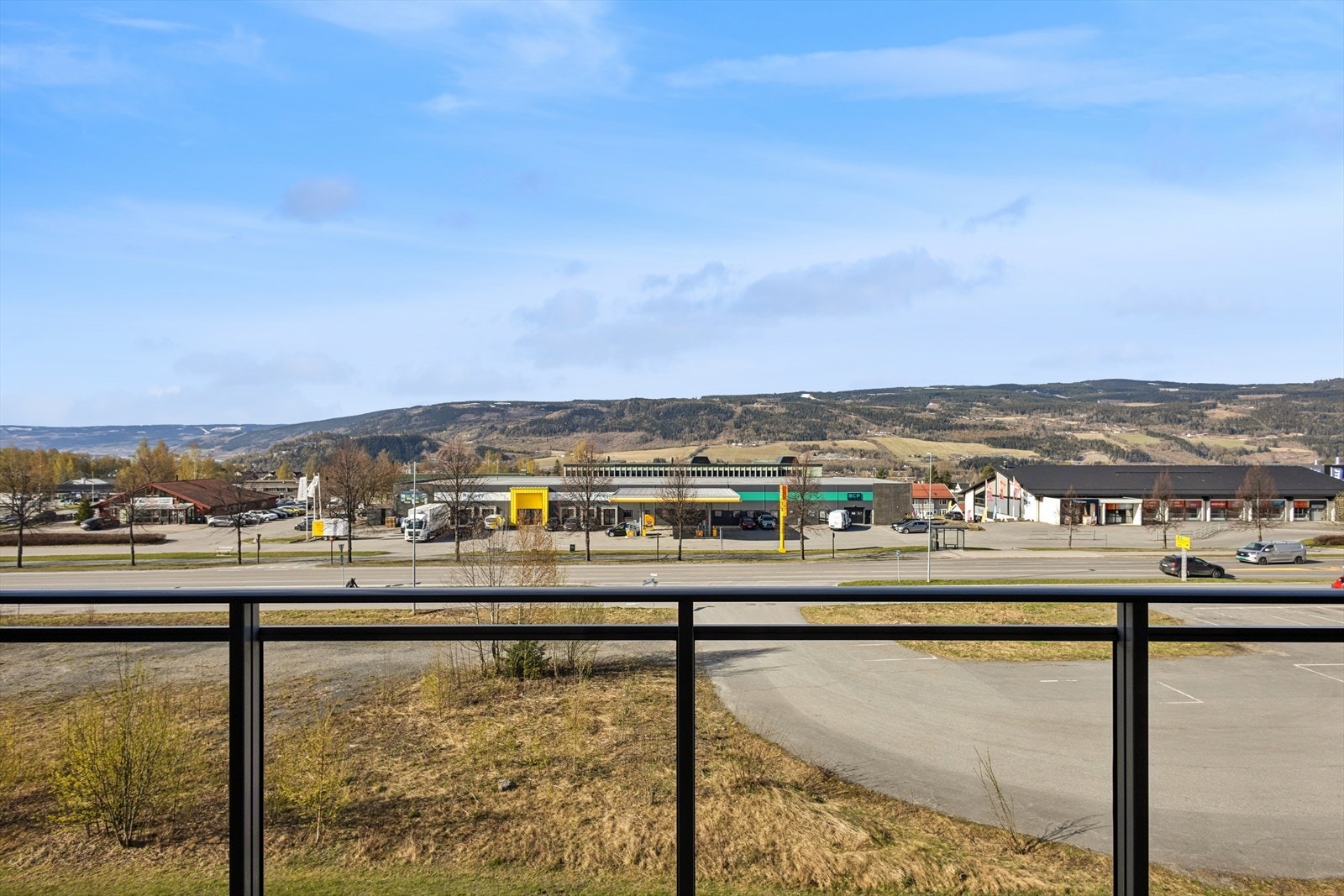 Fra balkongen er det åpen utsikt over nærområdet. Galleribilde