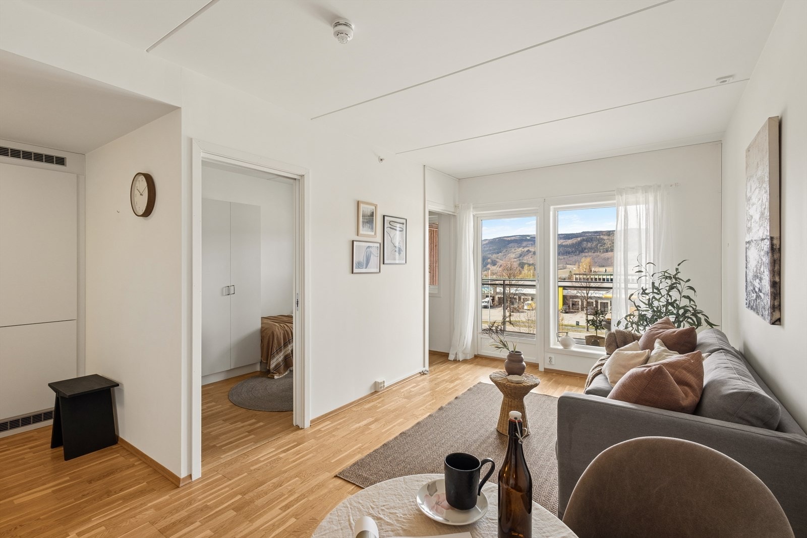 Store vindusflater slipper inn rikelig med dagslys og gir utsyn over nærområdet. Galleribilde