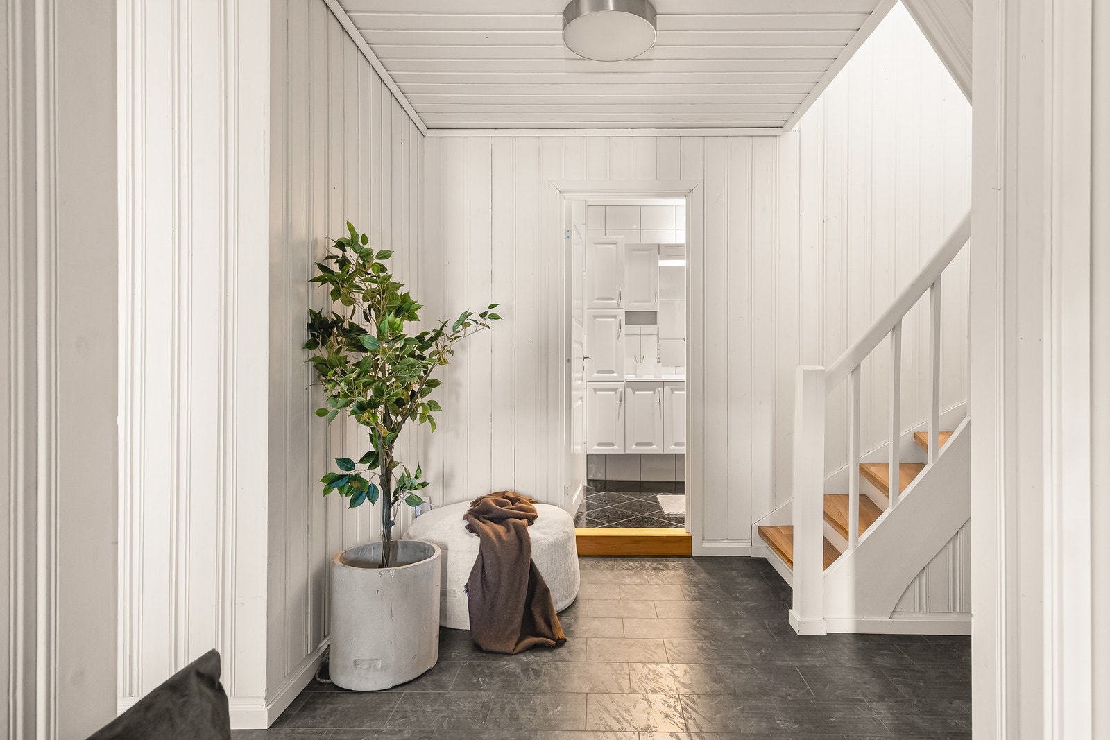 Gangen gir deg atkomst til 2.etasje, samt soverom, bad, vaskerom og boder Galleribilde