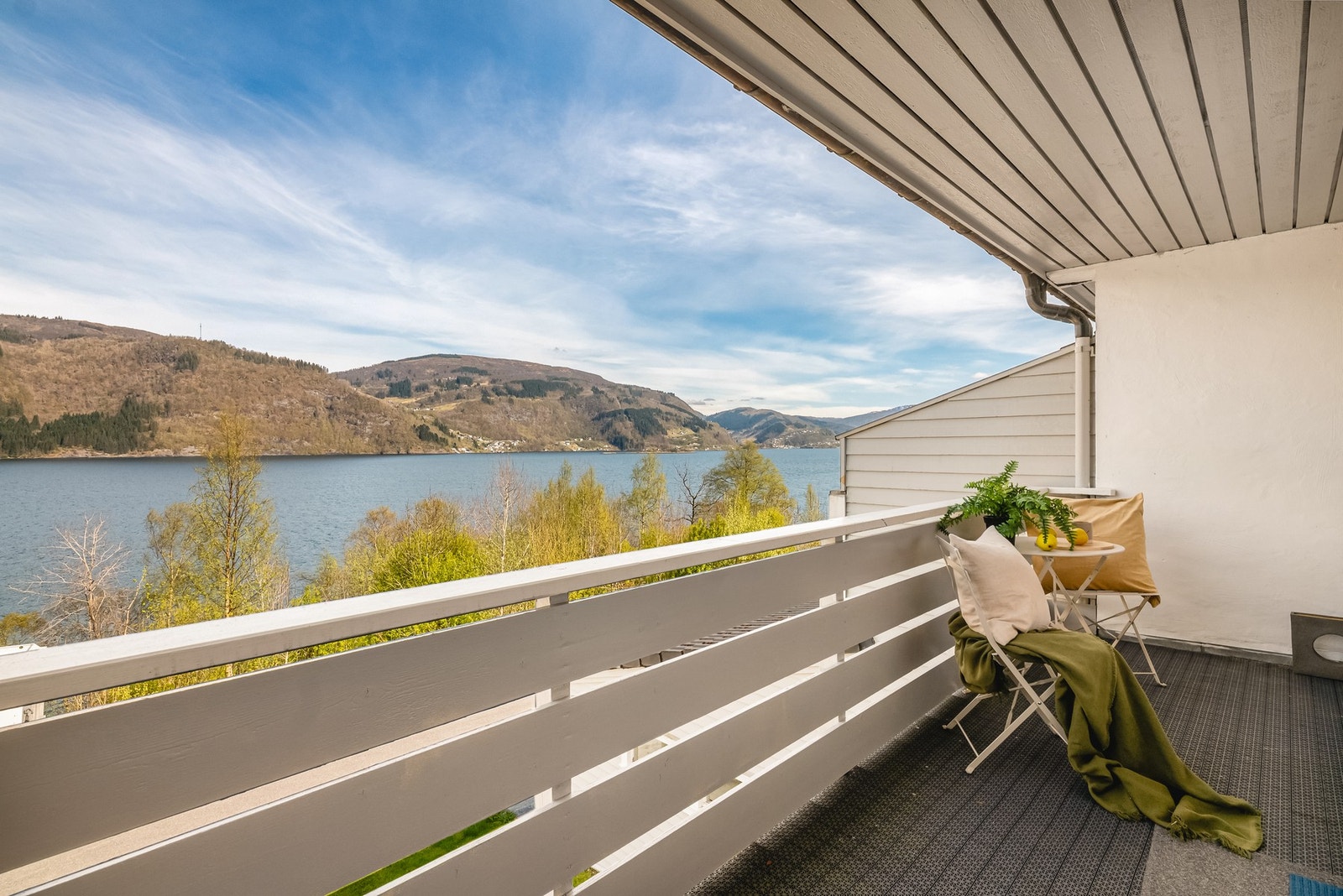 Fra stuen har du tilgang til en herlig terrasse på fremsiden av huset med herlig sjøutsikt Galleribilde