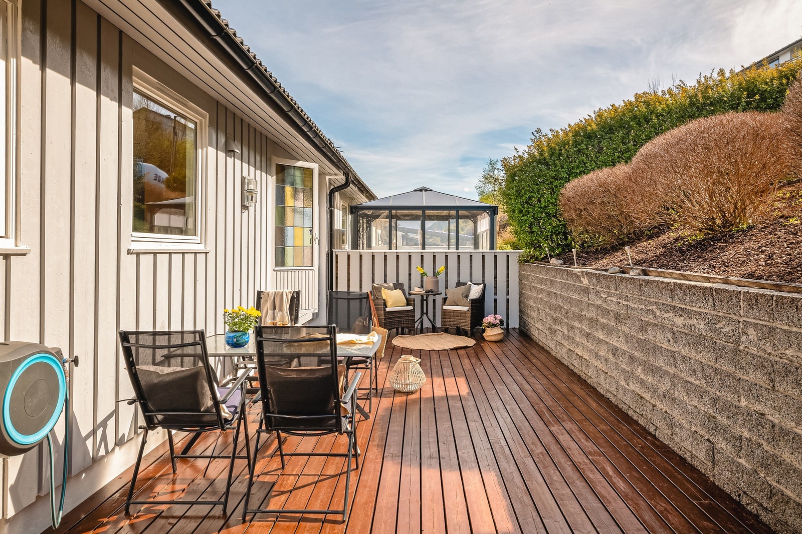 Fra stuen har du også tilgang til en stor terrasse på baksiden av huset Galleribilde