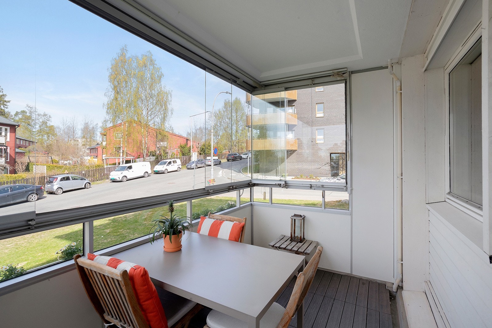 Innglasset nord-vestvendt balkong på 9 m² med ettermiddags- og kveldssol. Galleribilde