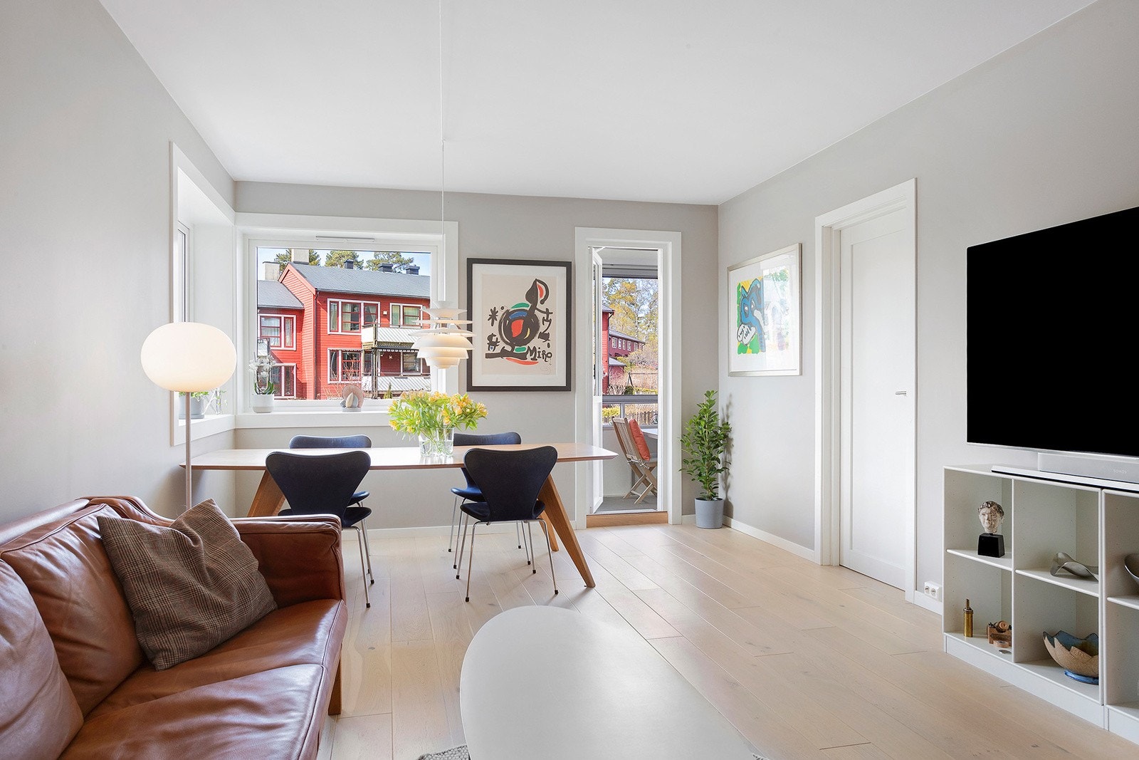 Stuen tar deg med videre inn til leilighetens egne spiseområde. Galleribilde