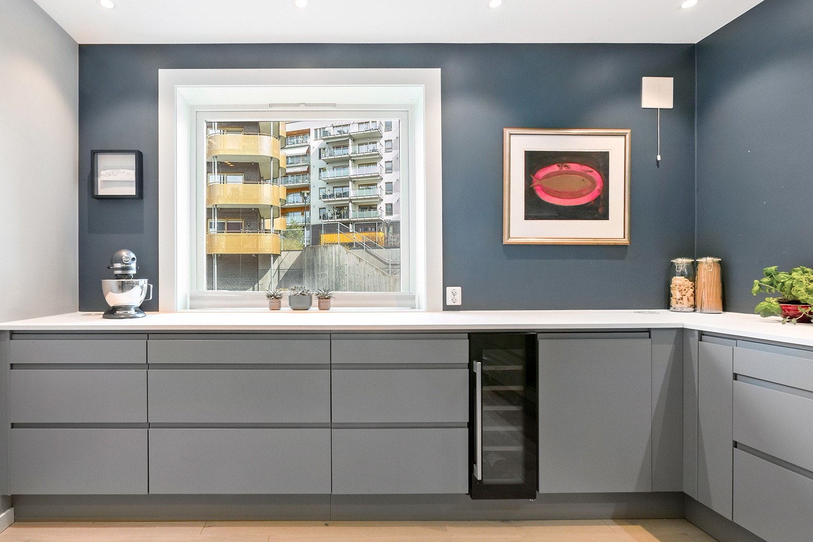 Leiligheten har et pent opparbeidet kjøkken med innredning fra 2021, som inkluderer vinskap fra Electrolux, du får også store arbeidsoverflater. Galleribilde