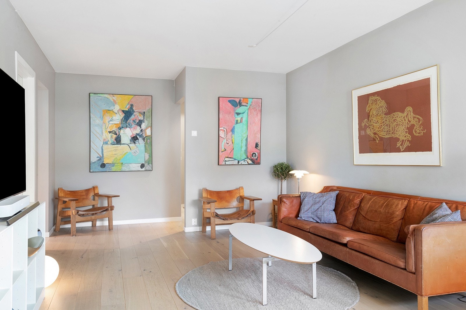 Her får du en stue som har godt med plass til sofagruppe, tv-bord og andre ønskede møblementer. Galleribilde