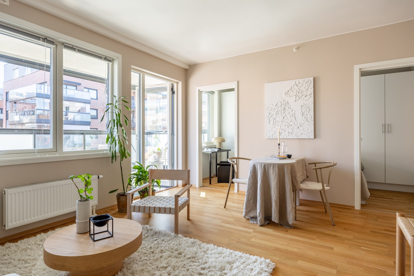 De store vindusflatene slipper inn rikelig med naturlig lys. Galleribilde