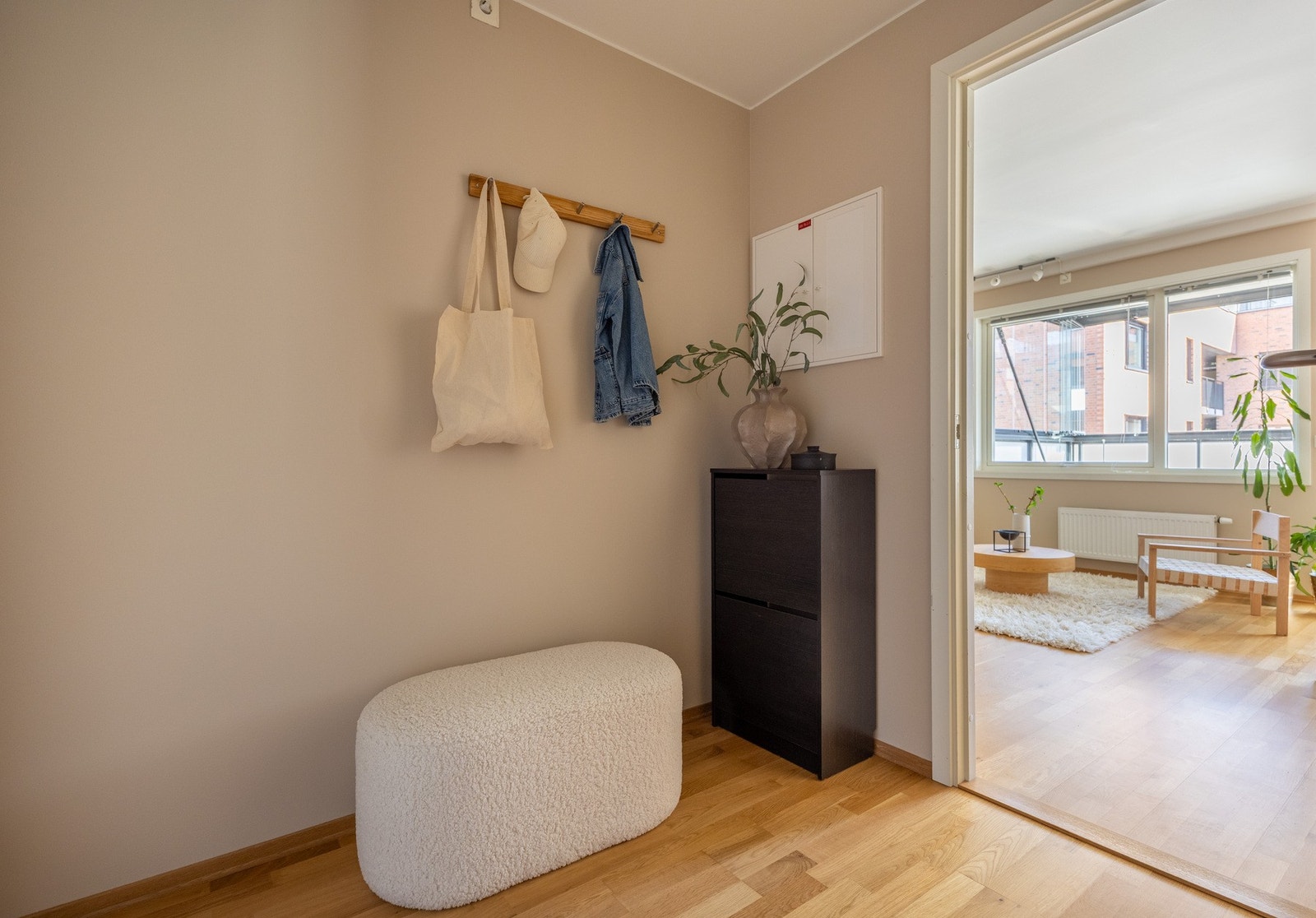 Funksjonell entré med god plass for klesoppheng og oppbevaring av sko. Galleribilde