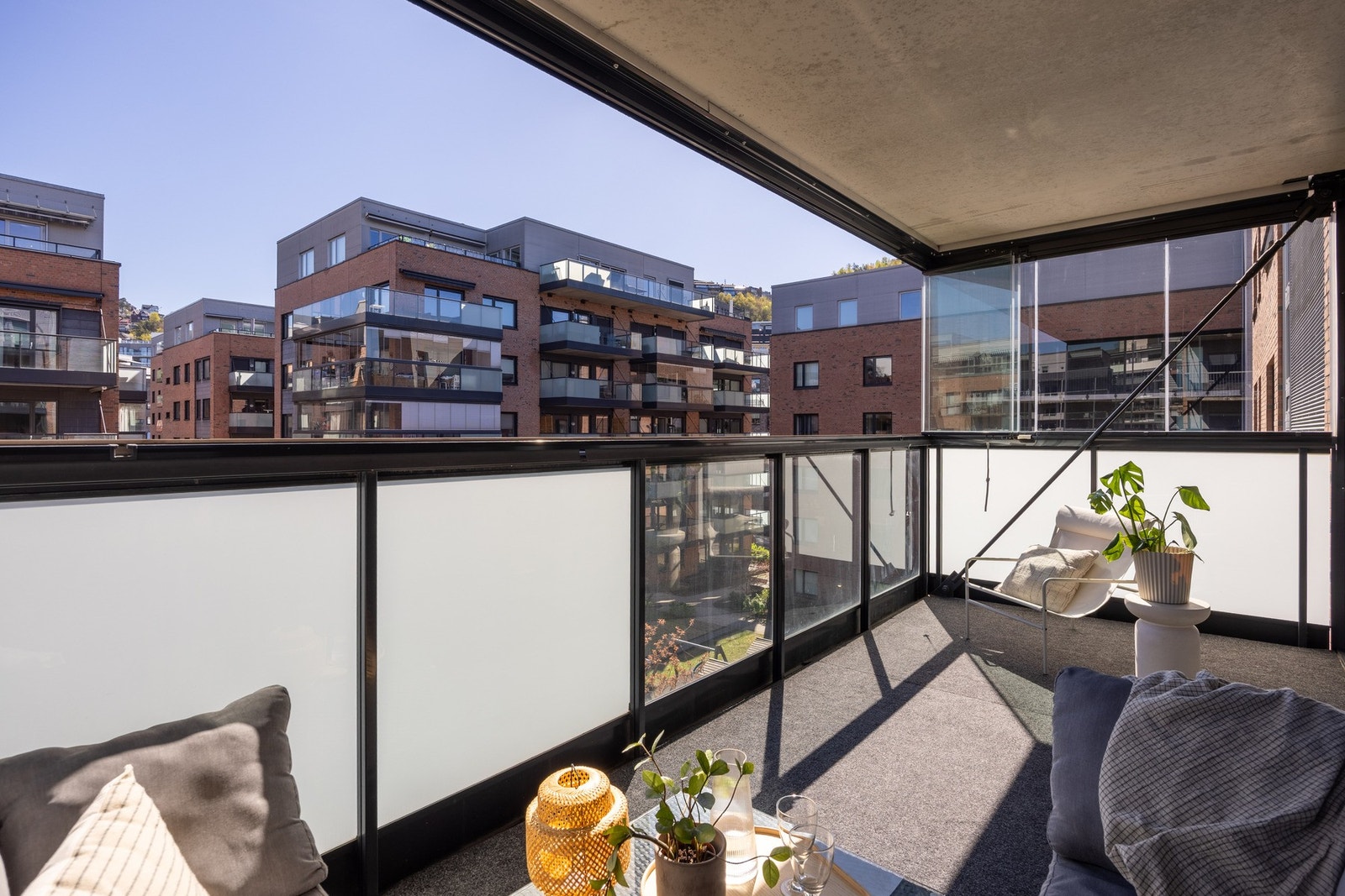 Balkongen er innglasset og overbygget, og vil fungere som en forlengelse av stuen året rundt. Galleribilde
