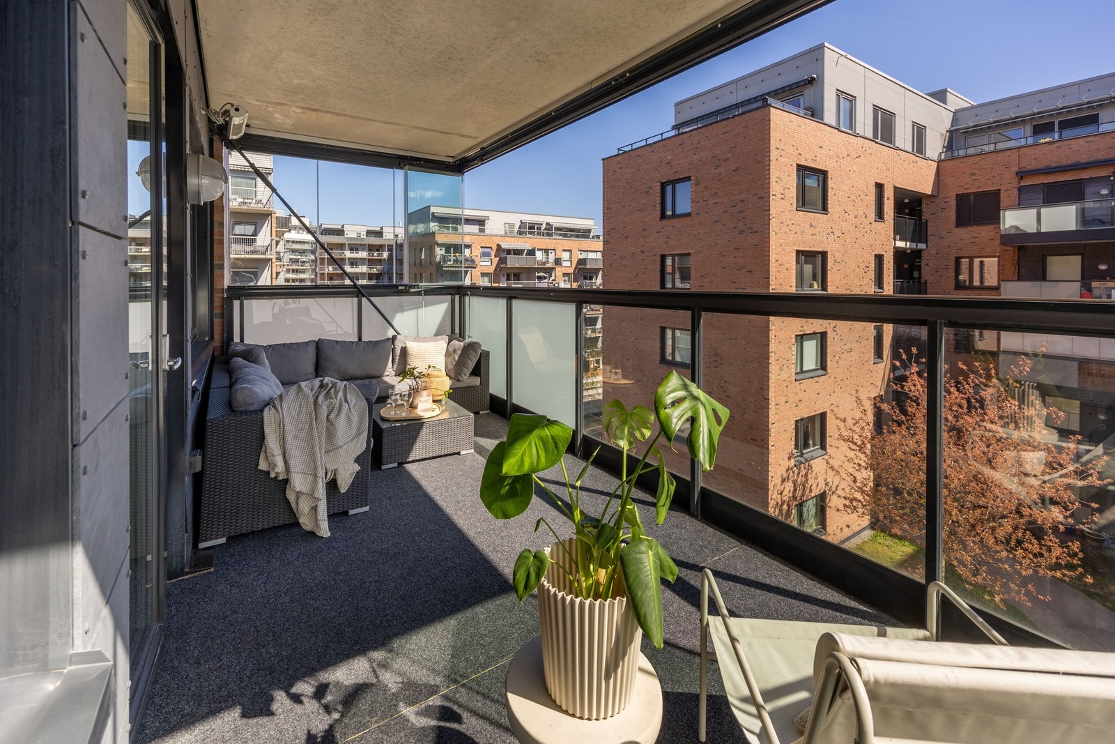 Leiligheten har en stor, innglasset balkong på hele 14 kvm. Galleribilde