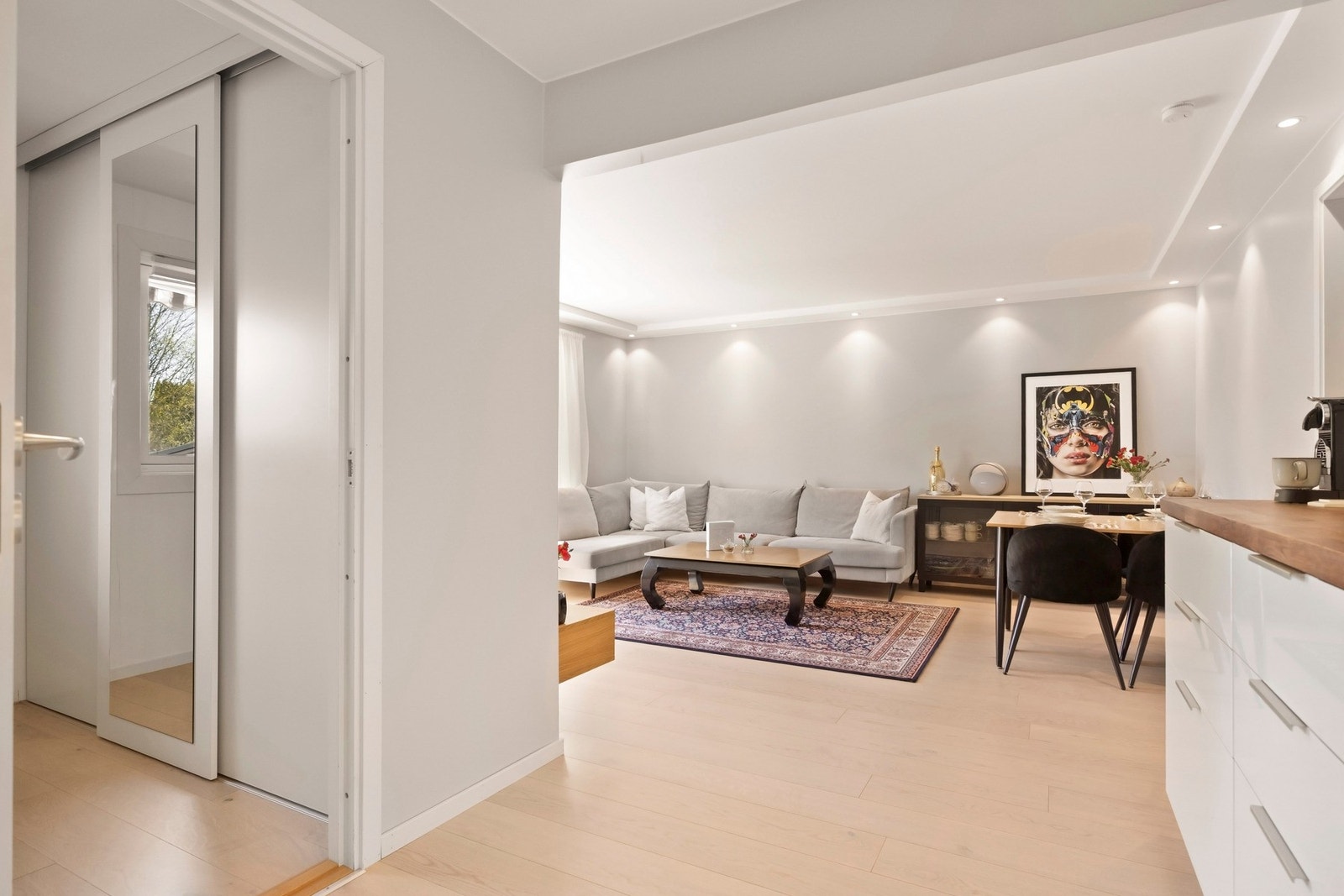Videre inn til en lys og hyggelig stue Galleribilde