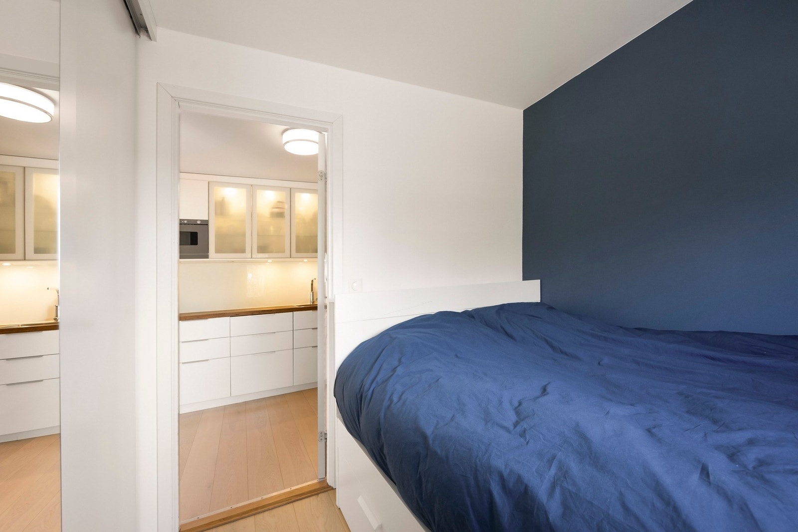 Det er en romslig skyvedørsgarderobe langs den ene veggen Galleribilde