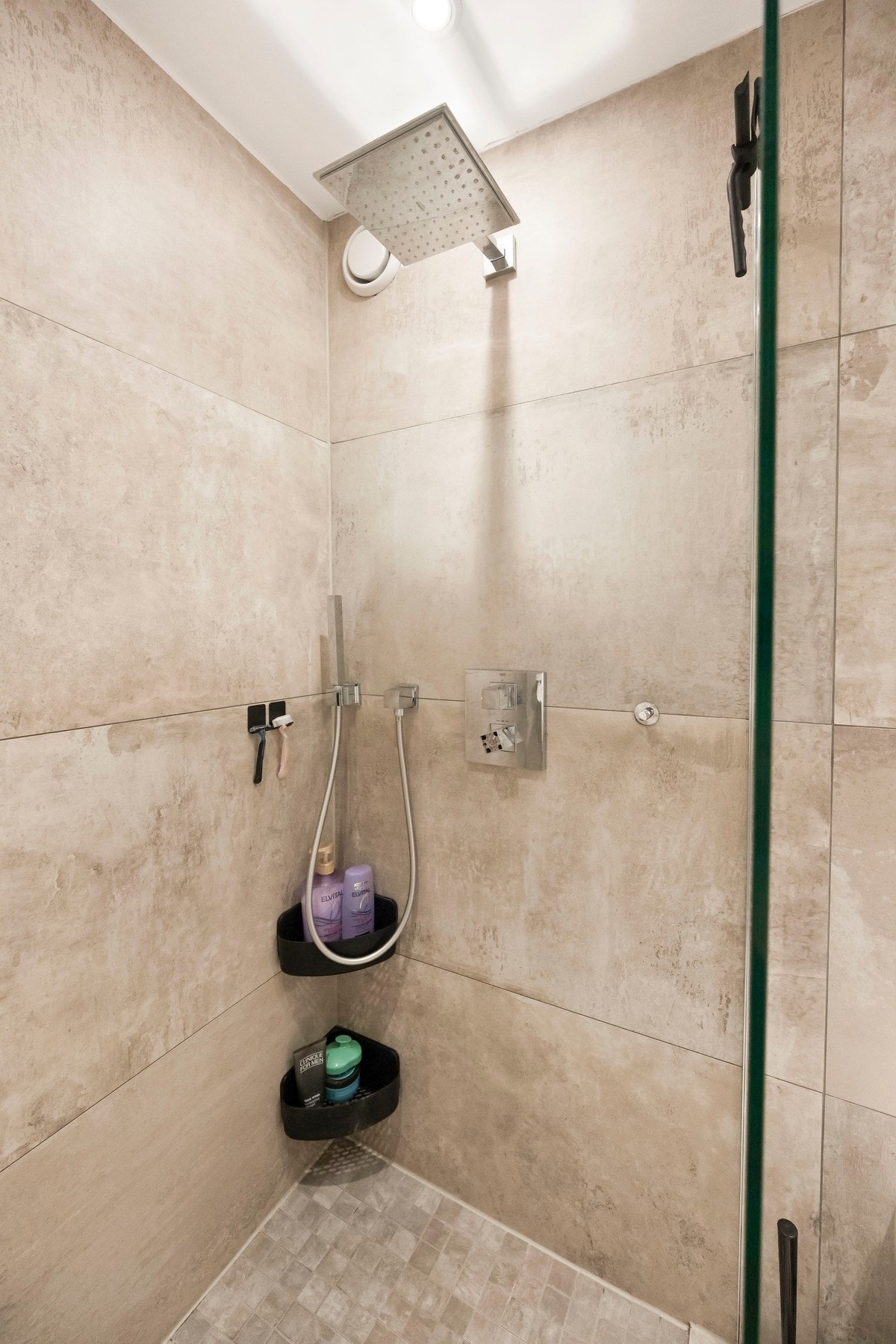 På badet er det gulvvarme Galleribilde