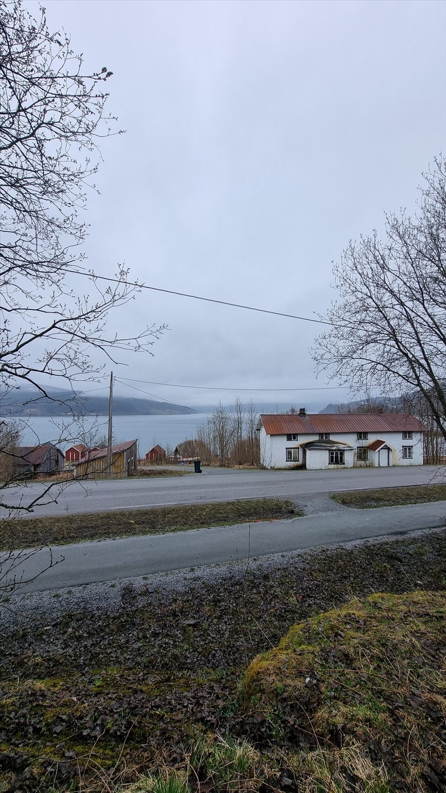 Fra Nesnaveien mot bygget som tilhører eiendommen. Galleribilde