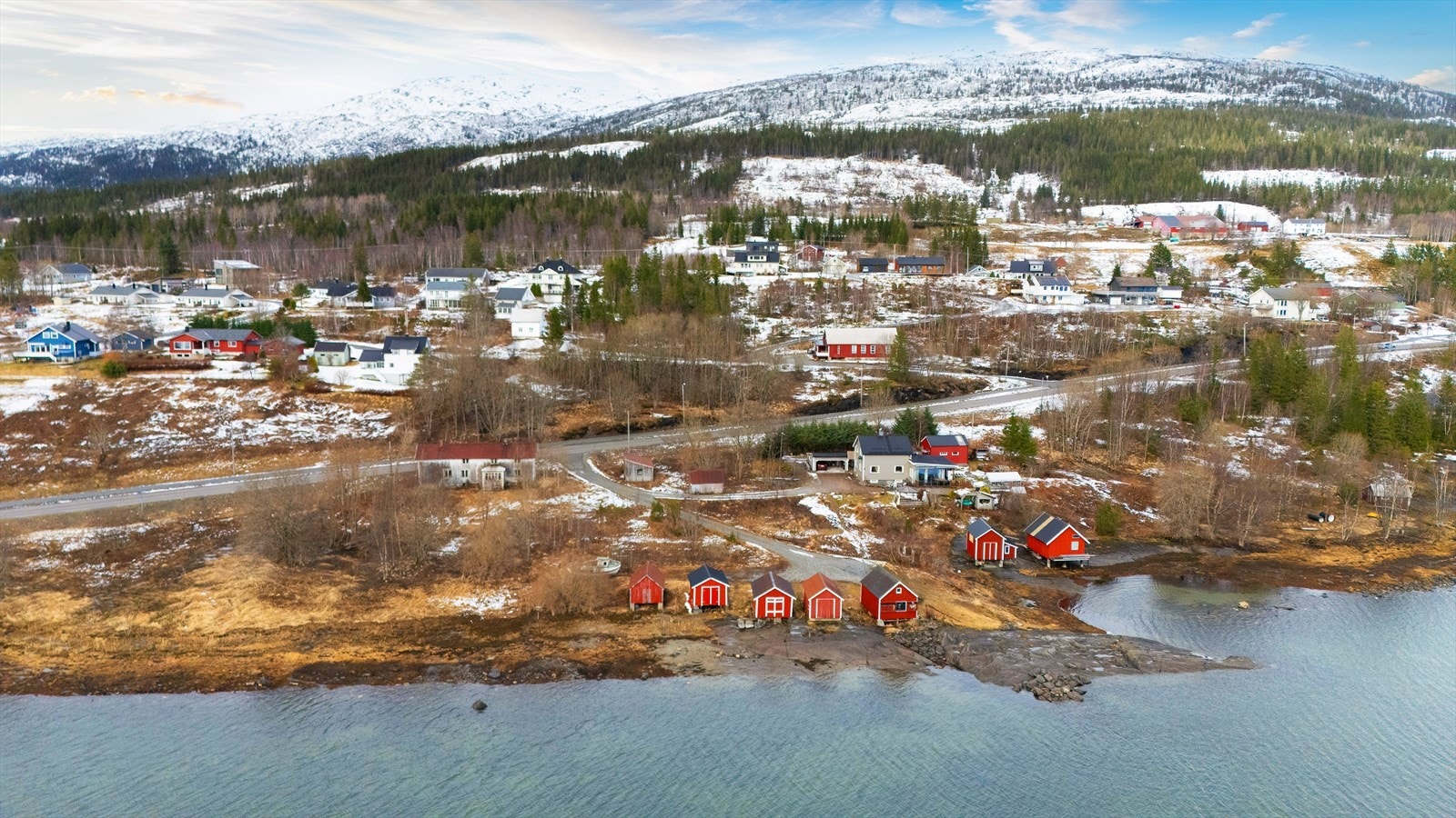 Fantastisk beliggenhet, der eiendommen beveger seg fra store deler av strandsonen og over Nesnaveien, til eksisterende boligbebyggelse. Galleribilde