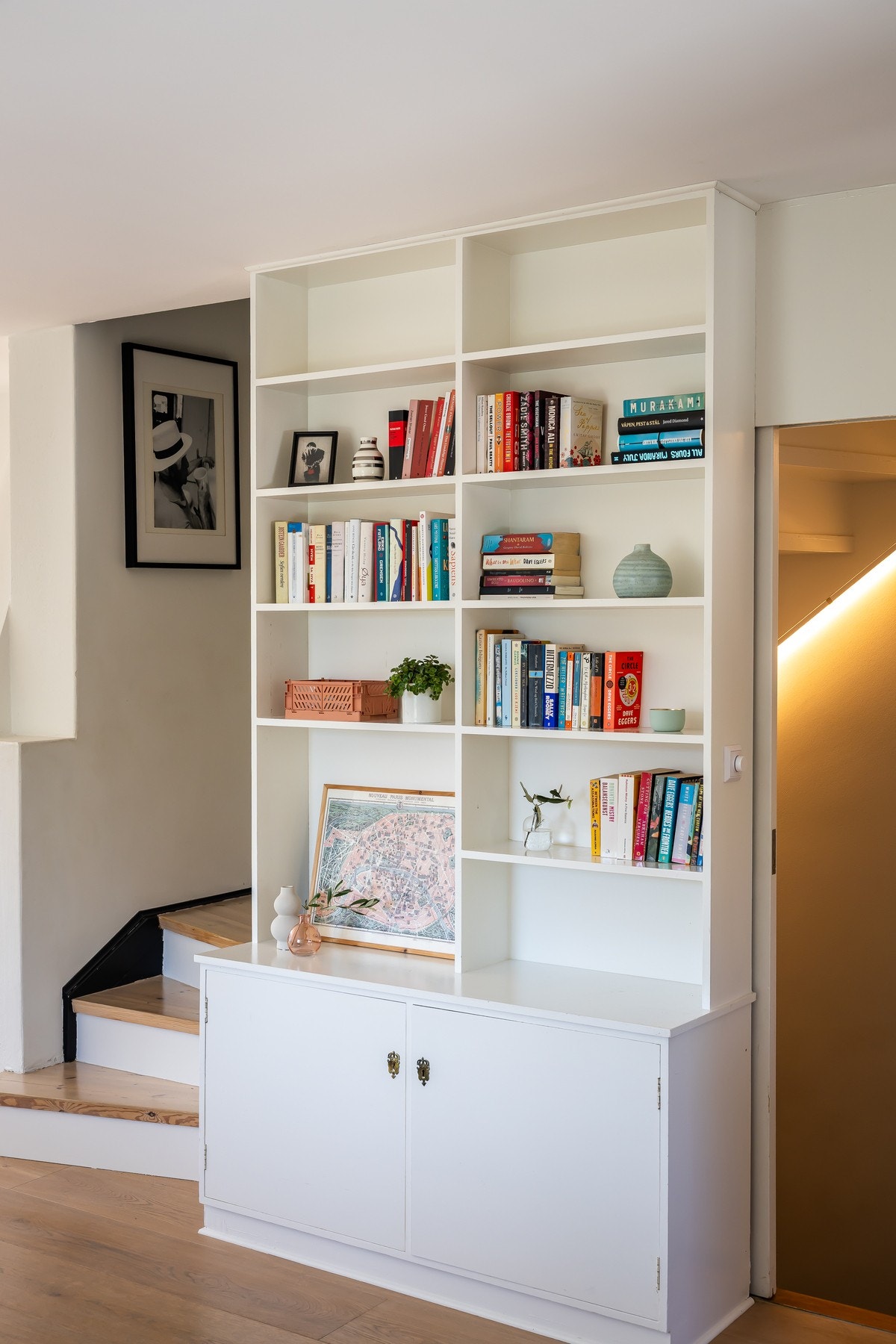 Plassbygget hylle i trappesats. Galleribilde