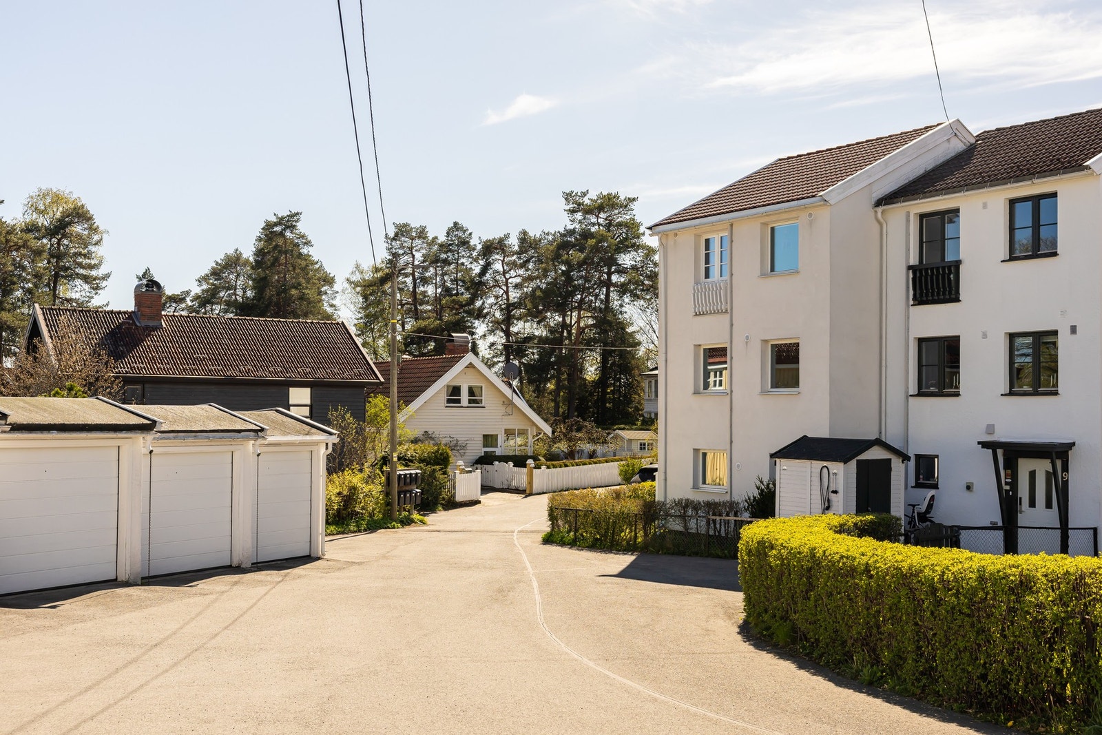 Lyveien 11 har en sjarmerende og idyllisk beliggende i blindvei, stille og tilbaketrukket i et veletablert og familievennlig boligområde på Slemdal. Galleribilde