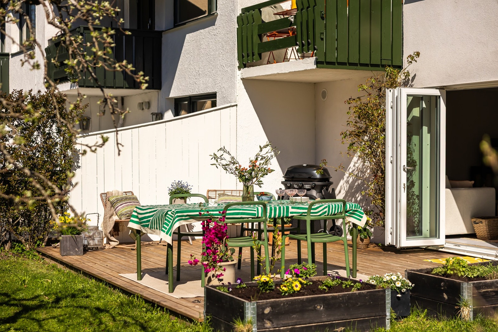 Plass til lekehus, trampoline m.m. Det er sandkasse i hagen. Galleribilde