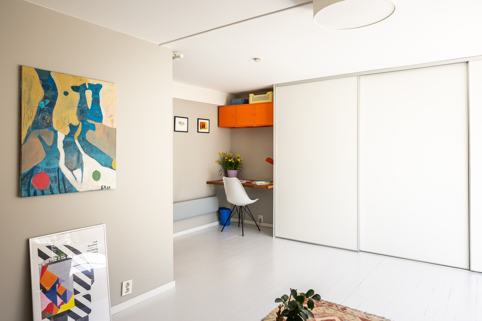 Skyvedørsgarderobe med rikelig lagringsplass. Galleribilde