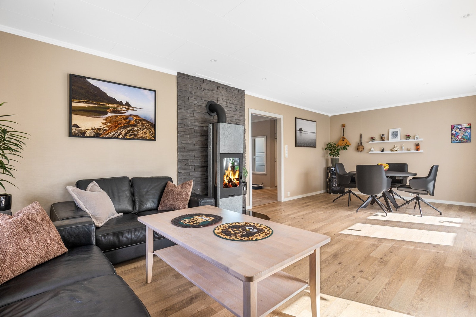 Stuen er av god størrelse og rommer god plass til sofagruppe med tilhørende møblement. I taket er det downlights. Galleribilde