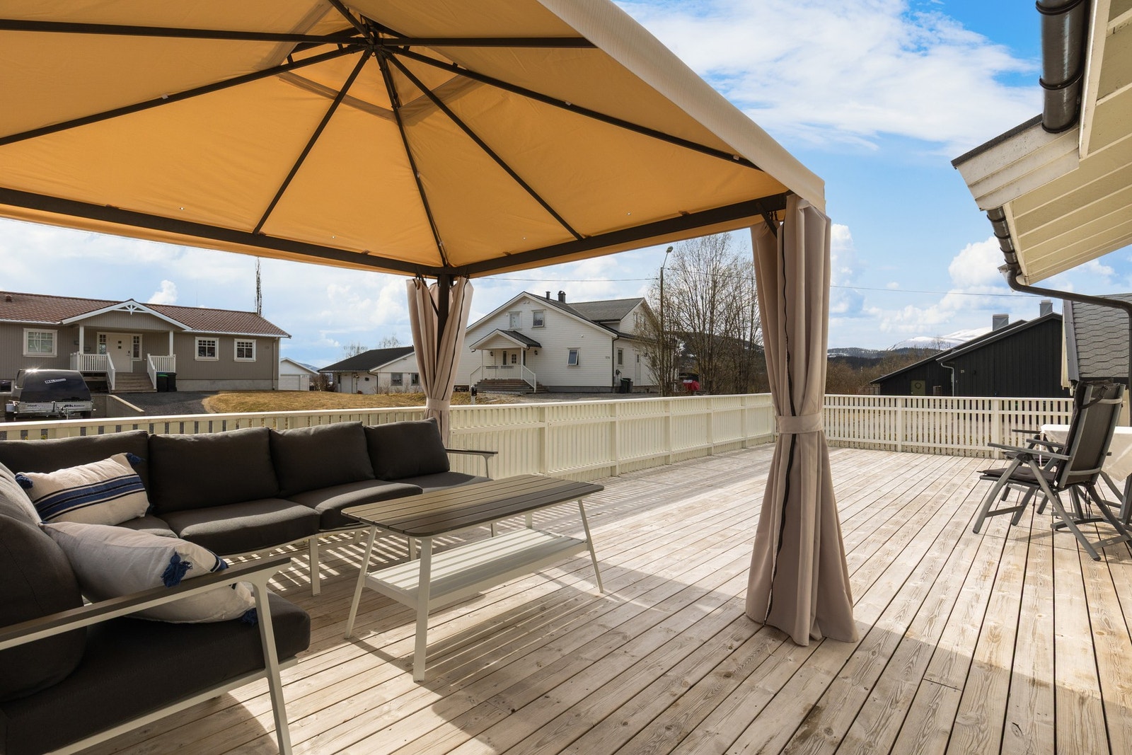 Flott terrasse med god plass for møblering og gode solforhold. Galleribilde