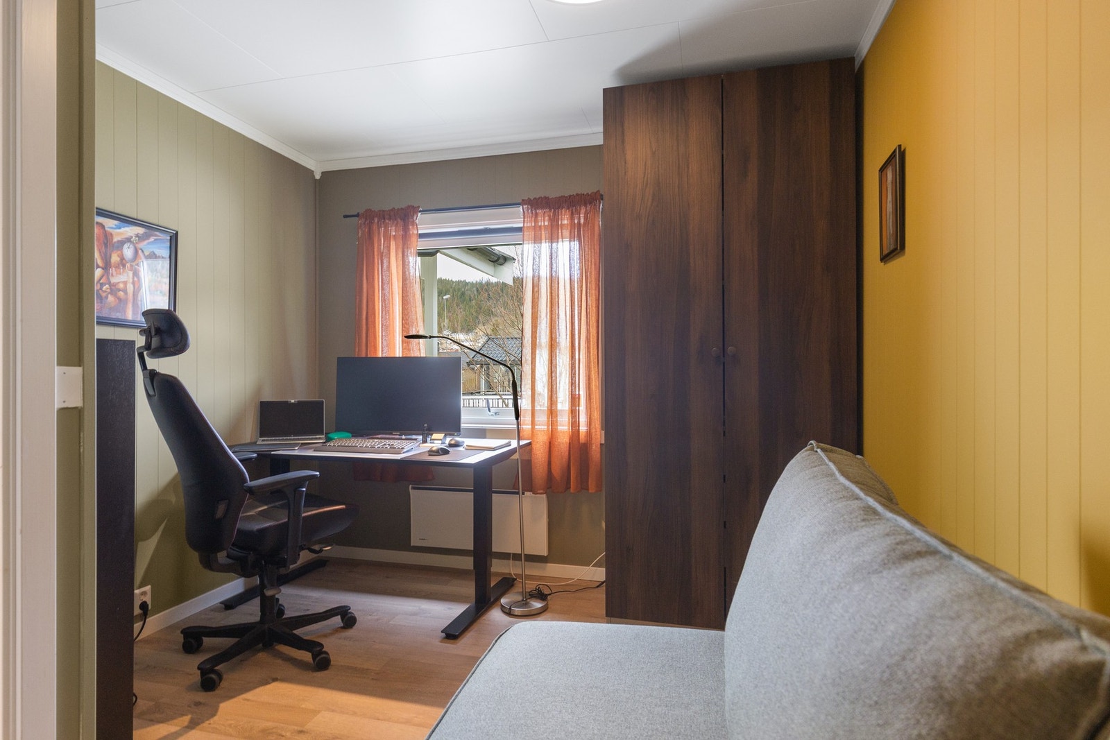 Romslig soverom som i dag benyttes som kontor. Galleribilde