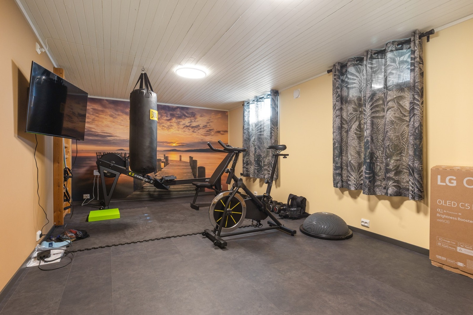 Treningsrom, er det her du skal komme i ditt livs form? Tenk å ha treningsrom og spabad i kjelleren i ditt eget hjem, det er luksus. Galleribilde