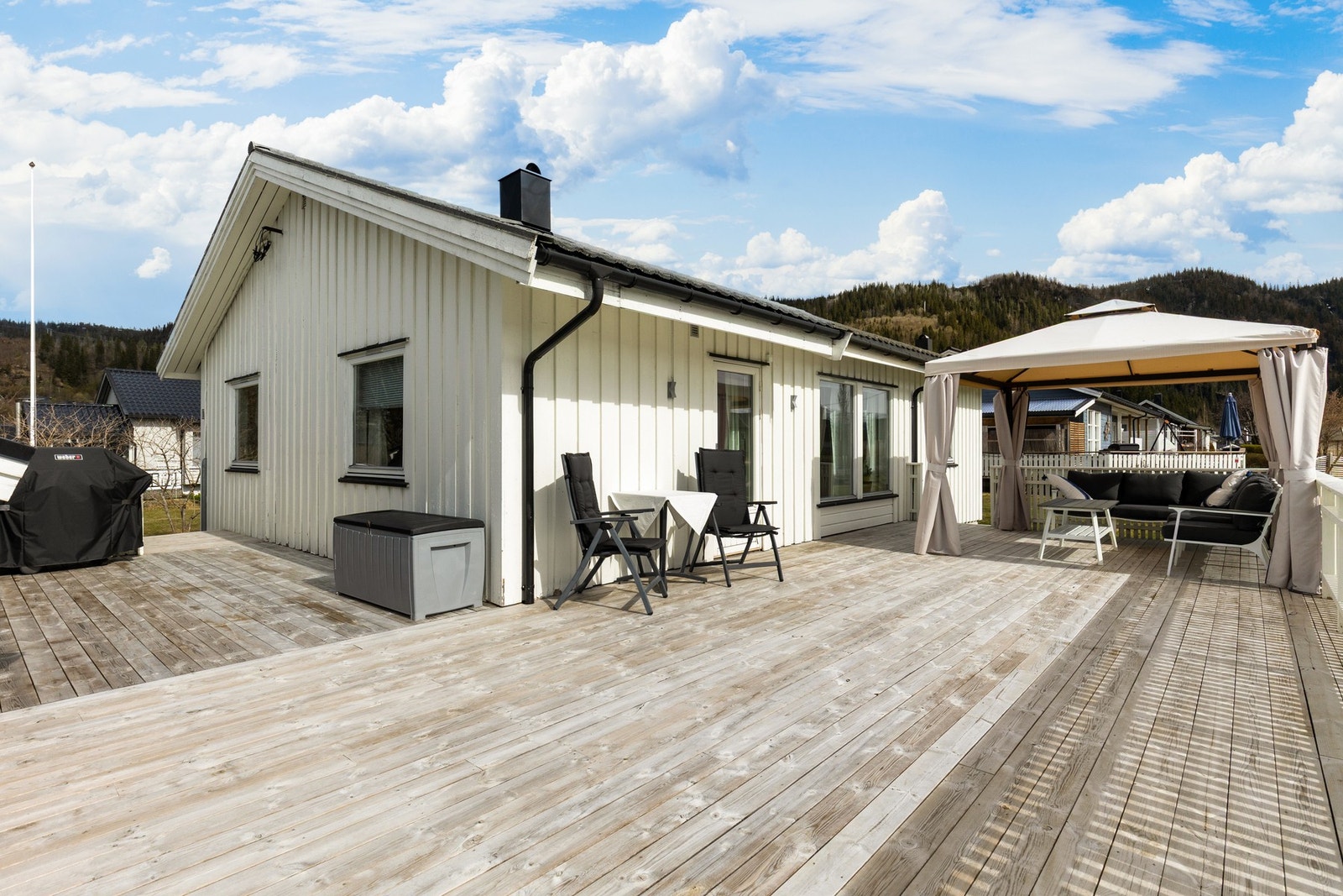 Terrasse med meget god plass til sittegruppe, paviljong og grill. Galleribilde