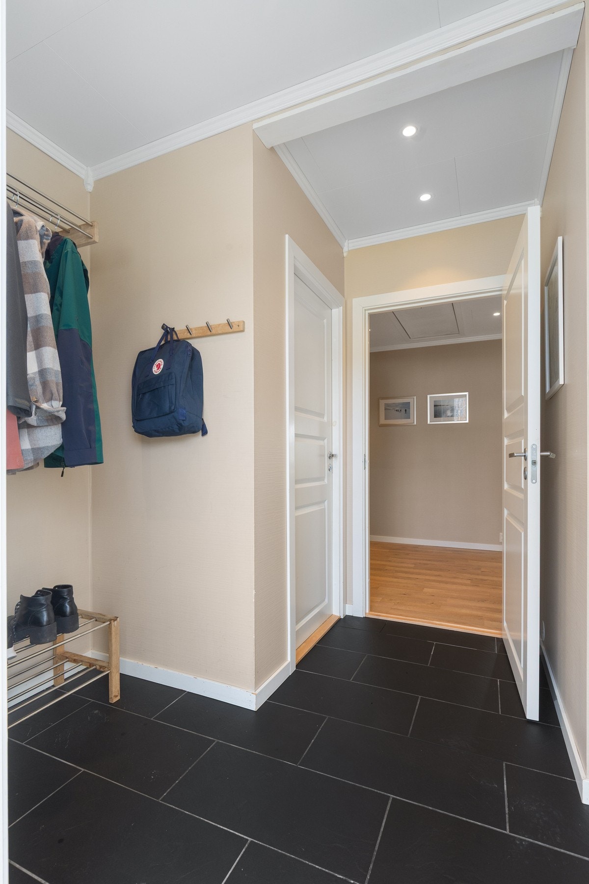 Velkommen inn - er dette ditt nye hjem? Romslig flislagt gang med varmekabler og downlights er et hyggelig første møte. Galleribilde