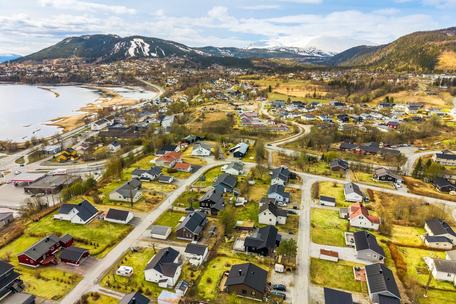 Et rolig og barnevennlig boområde med nærhet til fantastiske turmuligheter. Galleribilde