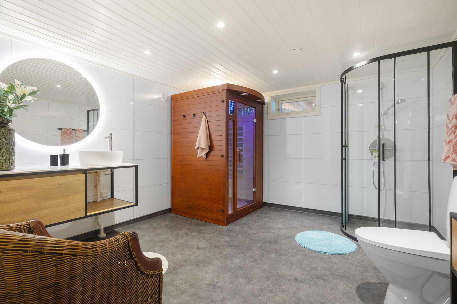 I kjelleren finner du dette svært romslige og delikate badet. Ditt eget spabad hjemme. Galleribilde