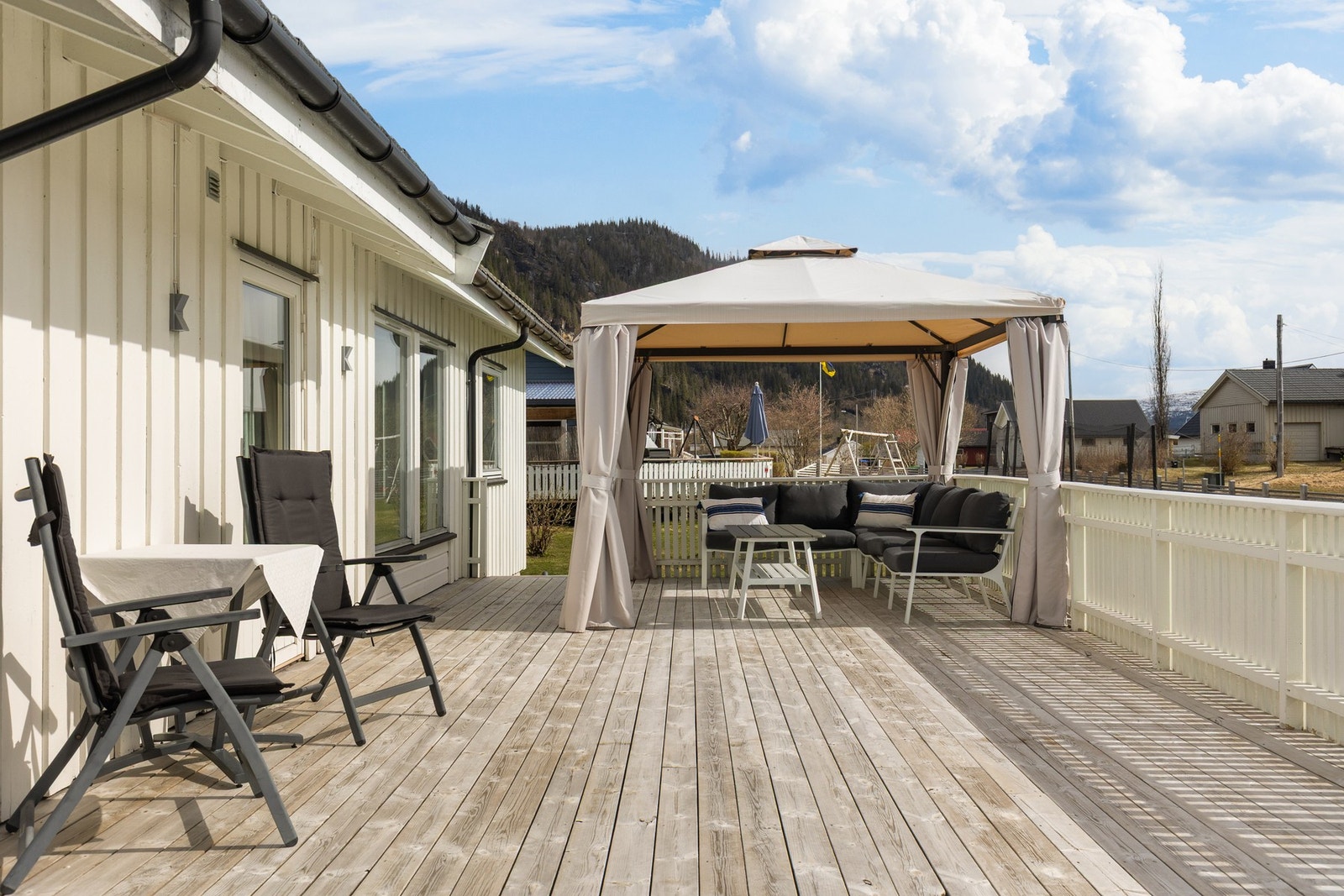 Her kan du nye varme og solrike dager med familien. Bak paviljongen ser du at man kan gå ned til plen. Galleribilde