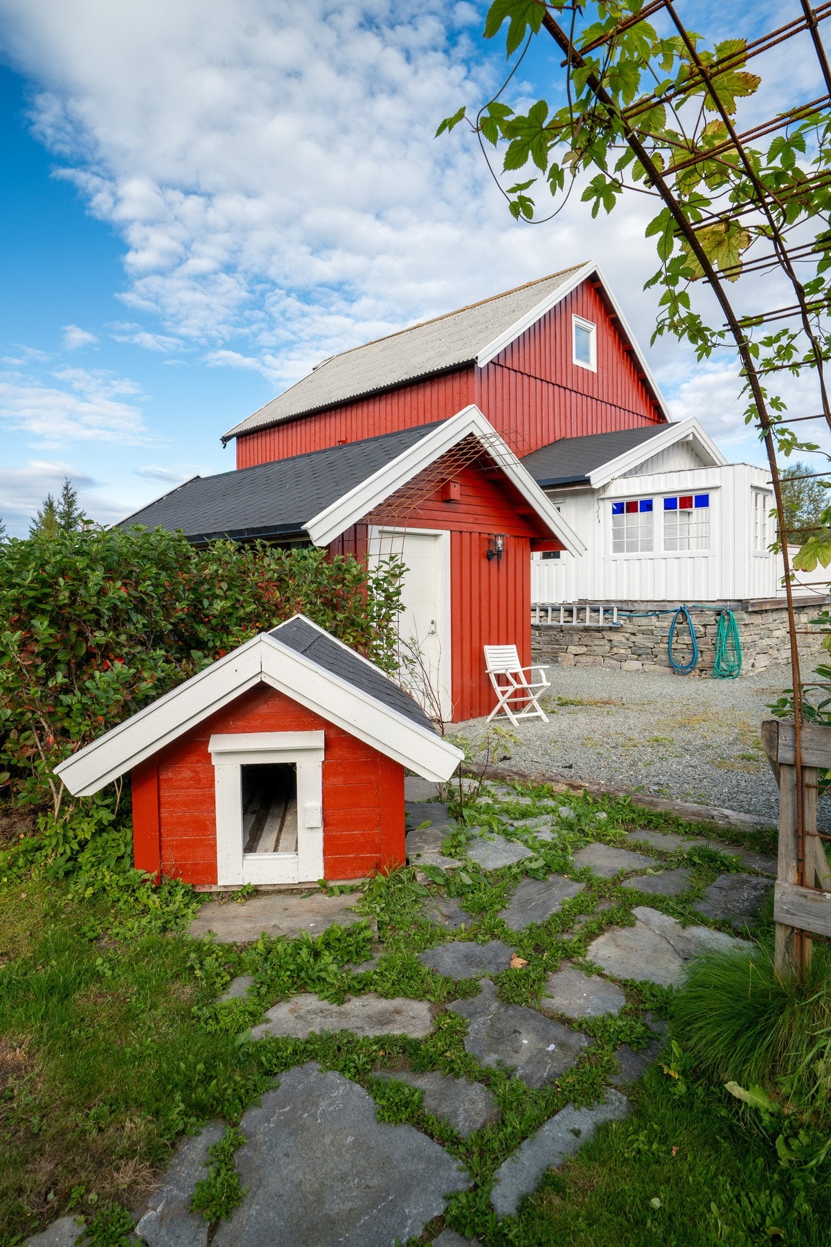 Det er bygd flere småhus på gården, her har man følelsen av bonderomantikk eller gårdsdrømmen. Galleribilde
