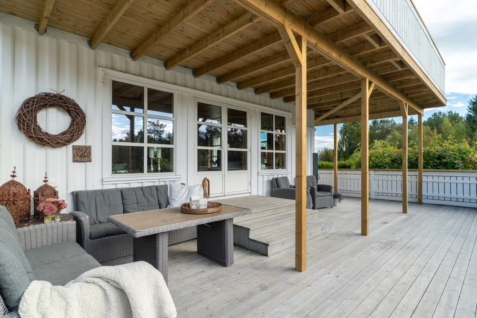 Vinduer med 2-lags isolerglass. Alle vinduene ble byttet i perioden 2010-2015. Huset er kledd med stående kledning og tømmermannspanel. Galleribilde