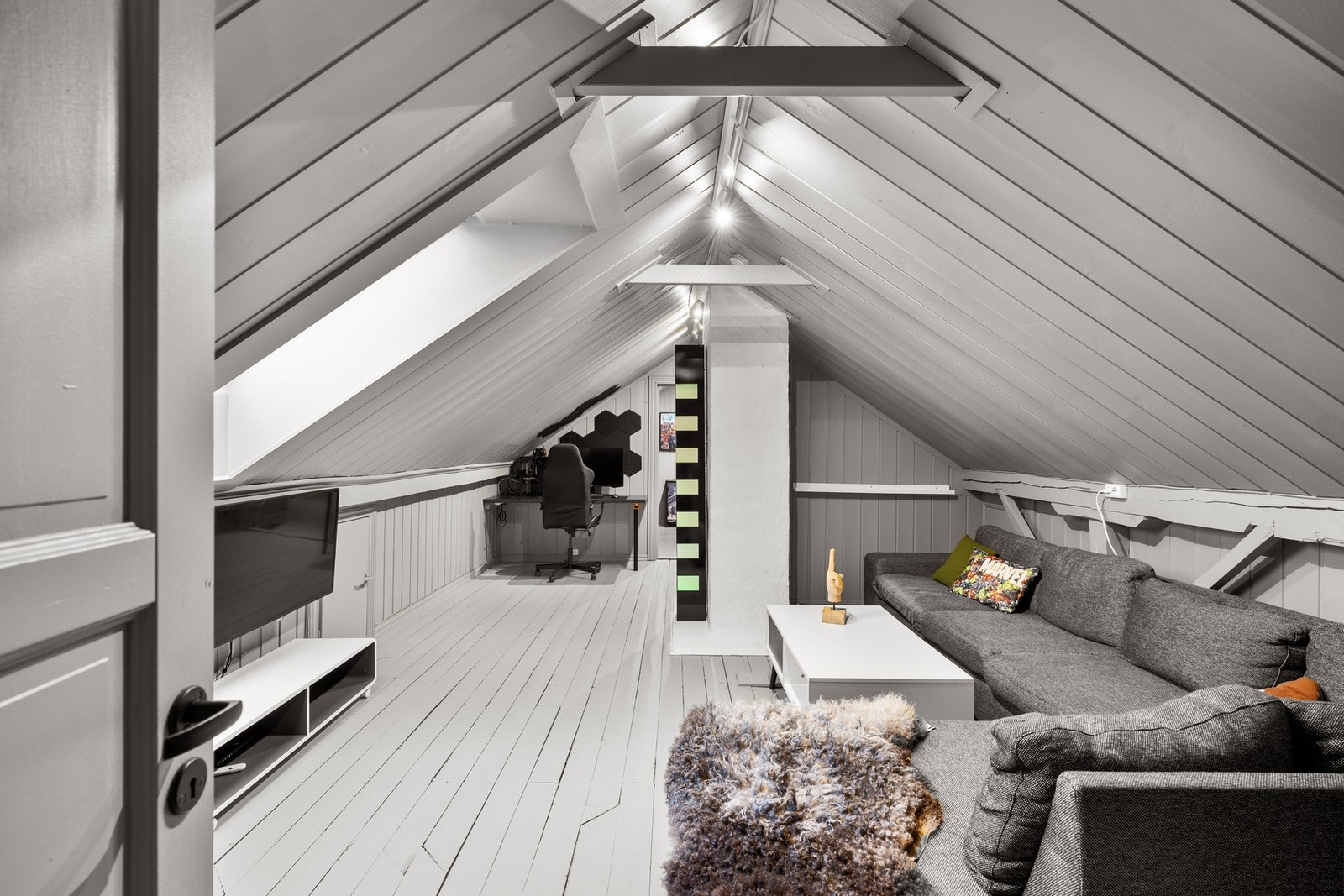Loft med gulvflate på 34 kvm med soverom i ene enden og Galleribilde