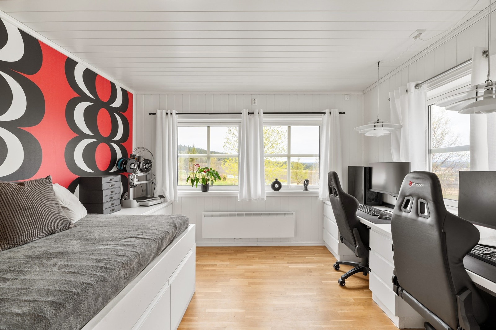 Soverom nr 2./kontor på 12 kvm. Panelplater og marimekko tapet på gipsvegg. Galleribilde