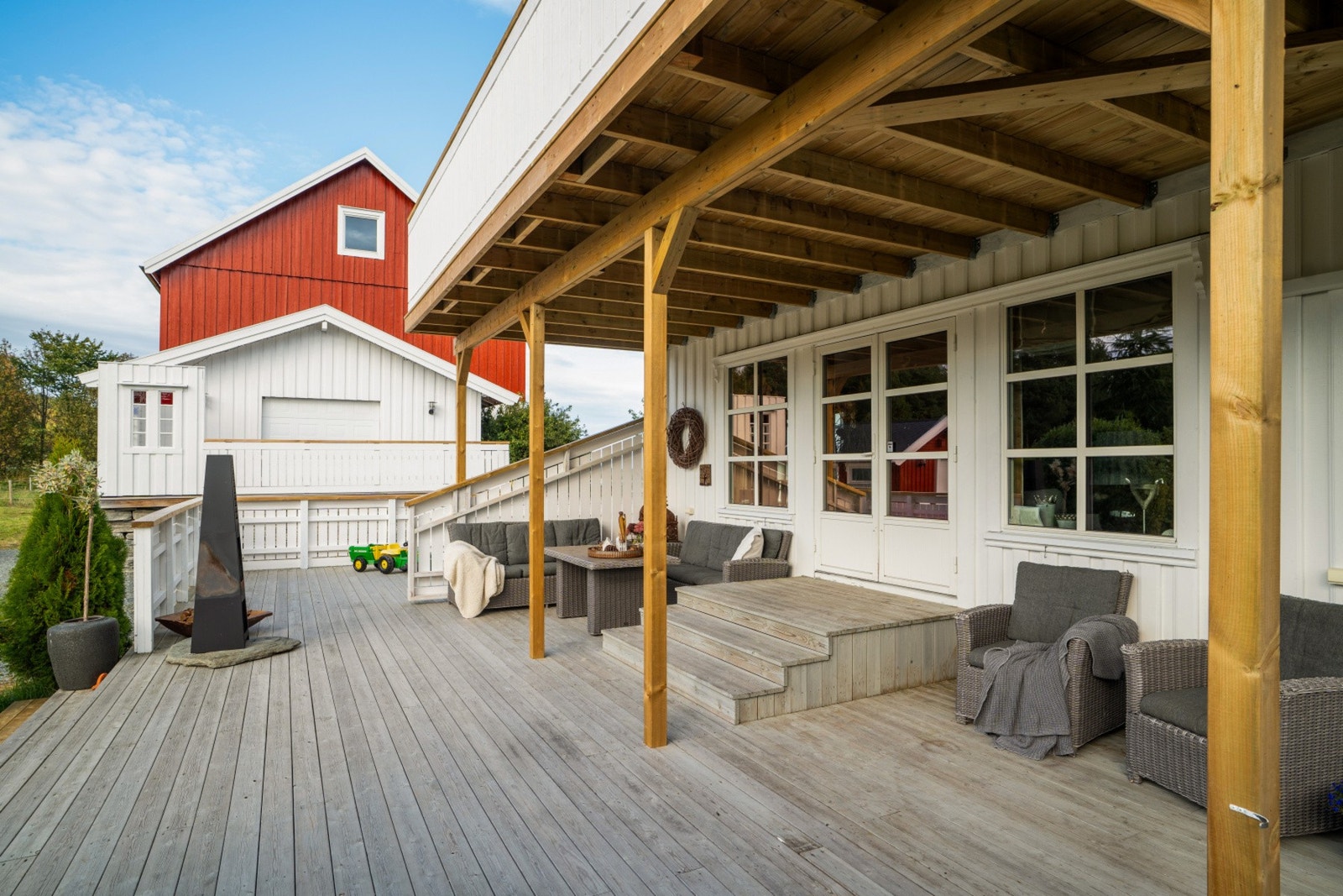 Markterrasse med direkte utgang fra stuen i 1.etasjen. Terrassen ble etablert i forbindelse med utbygning i 2014 og strekker seg rundt store deler av huset og utgjør 82 kvm. Galleribilde