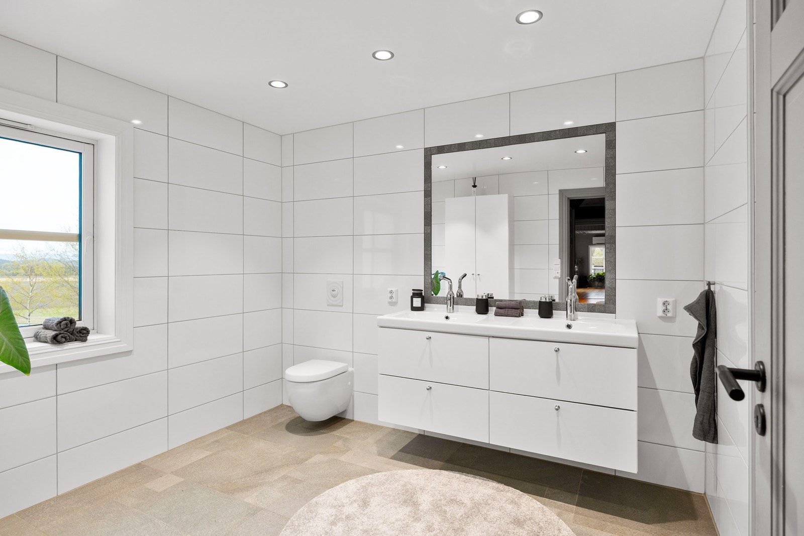 Badet ble pusset opp i 2014. Innredning fra IKEA. Varmekabler i gulv. Galleribilde