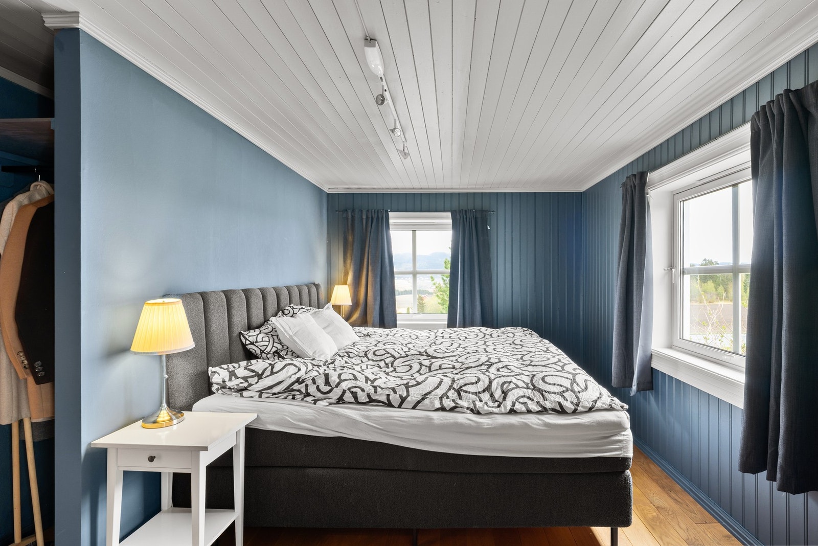Soverom på 12 kvm med egen walk-in. Galleribilde