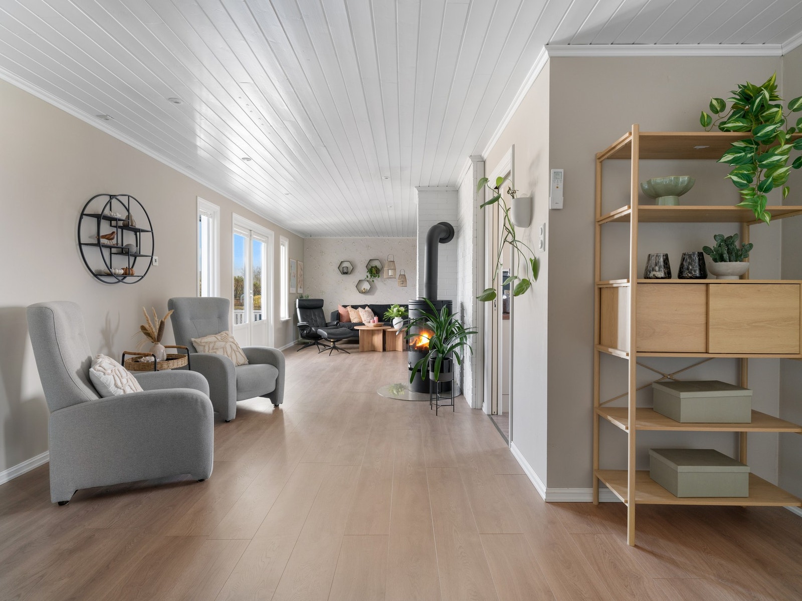 Stuen er av god størrelse og oppleves som luftig og romslig, med store vindusflater som slipper inn rikelig med naturlig lys. Galleribilde