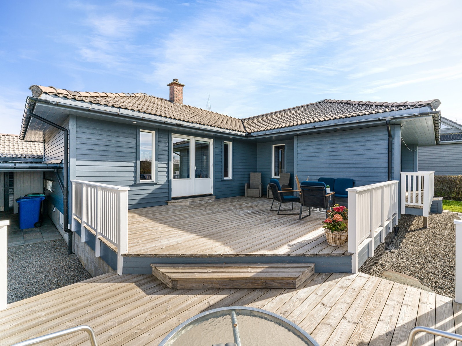 Romslig terrasse med god plass til hagemøbler og grill. Galleribilde