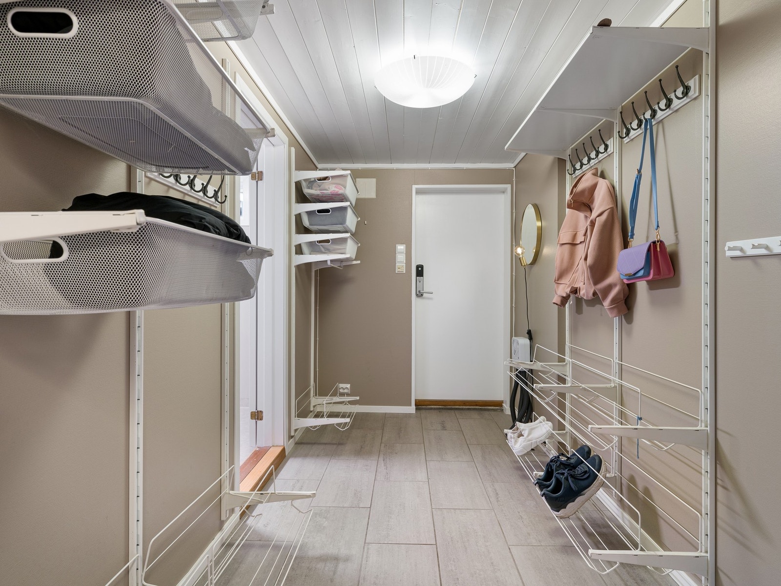I tillegg har boligen en romslig gang i kjeller. Her er det god plass til oppheng av sko og yttertøy. Galleribilde