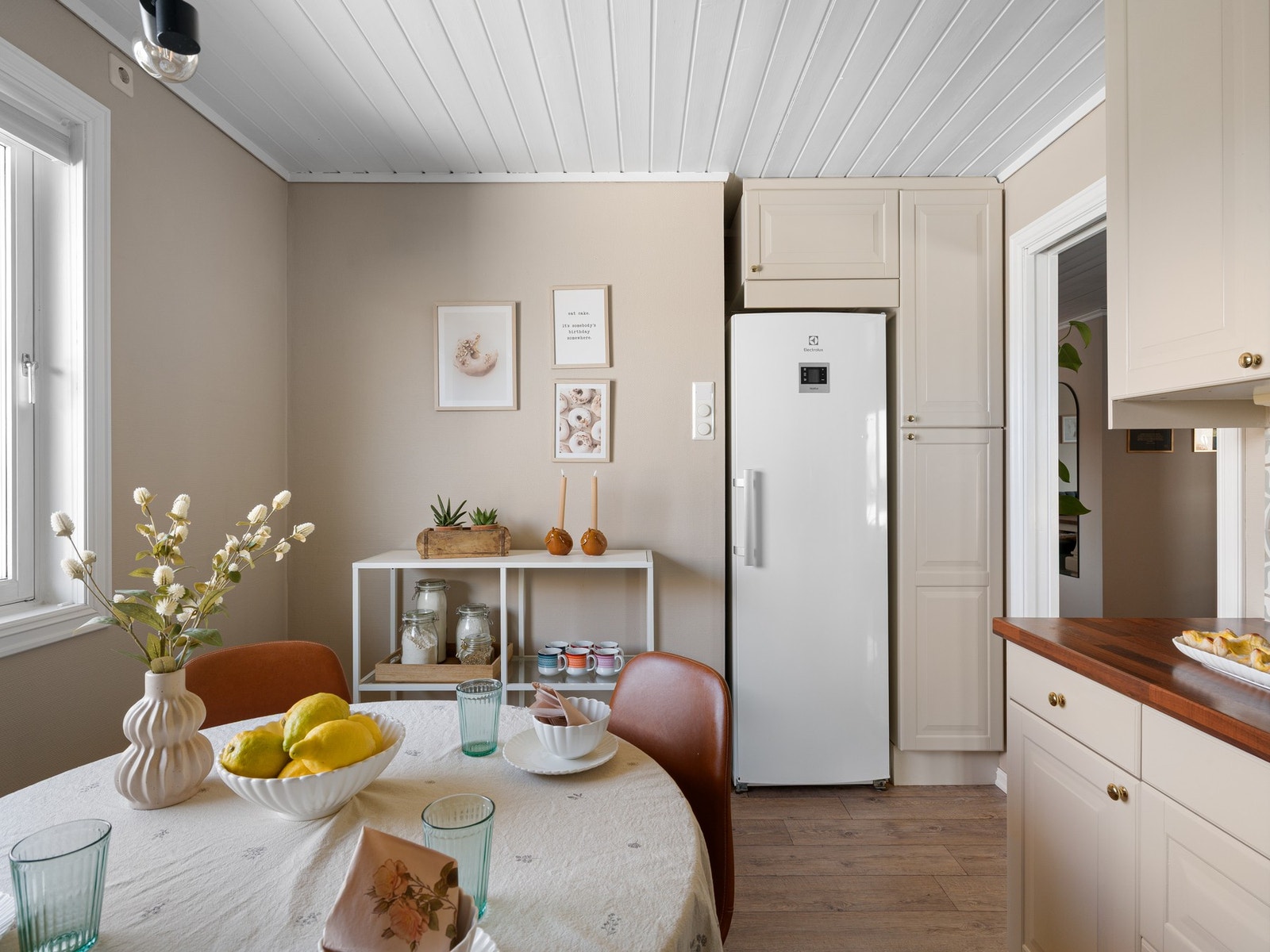 Kjøkkenet ligger adskilt fra stuen og har en fin plass til frokostbord. Galleribilde