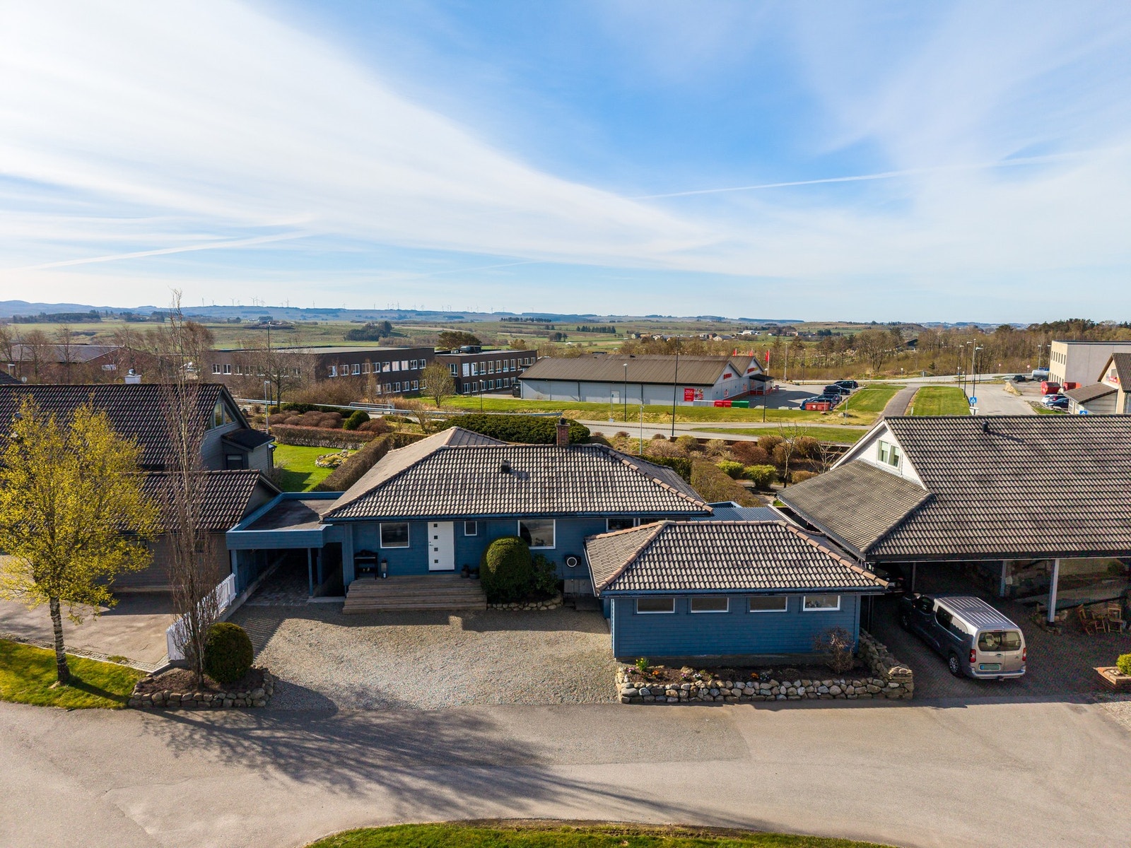 Tettstedet har også idrettshall, idrettsanlegg med gressbane, friidrettsanlegg, eget fritidsklubb, mekkeklubb, bilverksted, gatekjøkken og forsamlingshus. Galleribilde