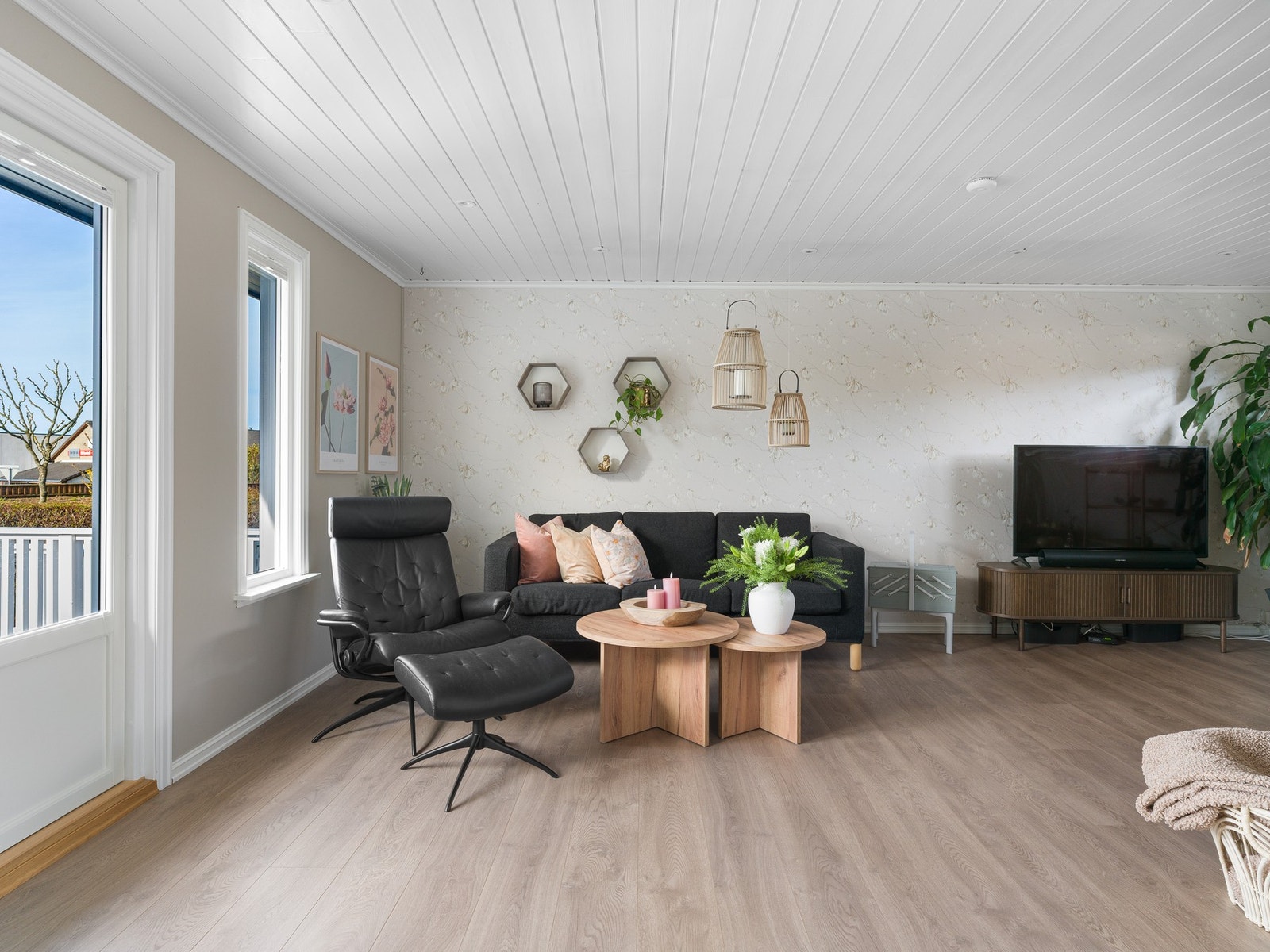 Det er god plass til å innrede med flere soner - med for eksempel sittegruppe og komfortabel sofagruppe med TV-seksjon og spisestuemøblement. Galleribilde