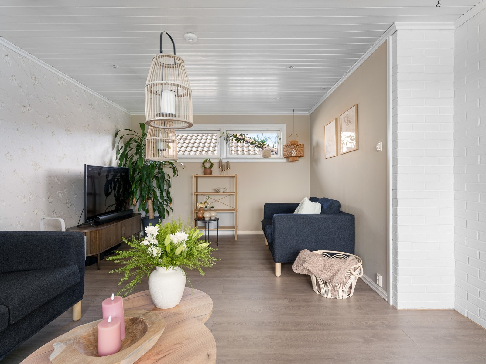 Stuen er ellers utstyrt med en varmepumpe som sikrer godt inneklima året rundt, samt vedovn som gir god varme på kalde vinterdager. Galleribilde
