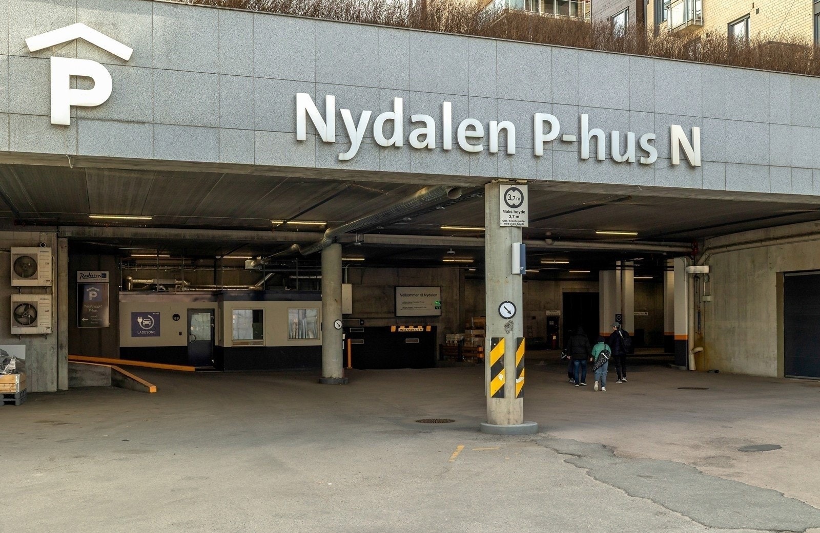 Det er parkeringsanlegg under sameiet. Avantor som drifter dette kan fortelle at de har god kapasitet, og at årlig kostnad pr. 28.04. er kr. 33.750 inkludert mva. Galleribilde